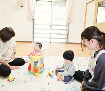 園児と保育士
