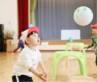 風船で遊ぶ園児